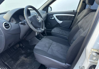 Подержанный автомобиль Renault Sandero 2012 года (9 фото)