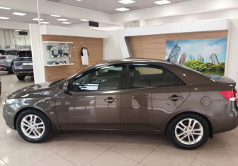 Подержанный автомобиль Kia Cerato Sedan 2011 года (8 фото)
