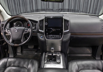 Подержанный автомобиль Toyota Land Cruiser Suv 2016 года (14 фото)