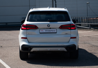 Подержанный автомобиль BMW X5 2019 года (6 фото)