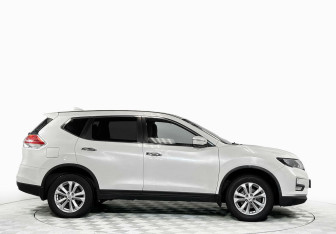 Подержанный автомобиль Nissan X-Trail 2017 года (4 фото)
