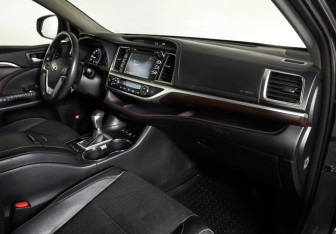 Подержанный автомобиль Toyota Highlander 2015 года (11 фото)