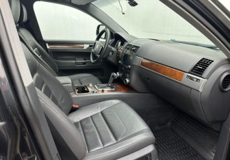 Подержанный автомобиль Volkswagen Touareg 2007 года (13 фото)