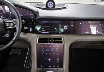 Подержанный автомобиль Porsche Taycan 2021 года (15 фото)