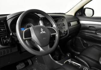 Подержанный автомобиль Mitsubishi Outlander 2014 года (10 фото)