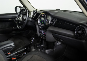 Подержанный автомобиль MINI Hatch 2019 года (9 фото)