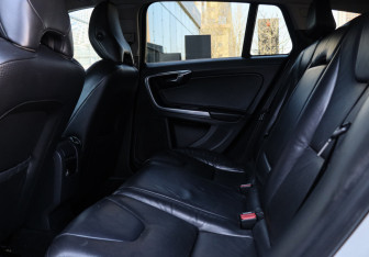 Подержанный автомобиль Volvo V60 2011 года (8 фото)