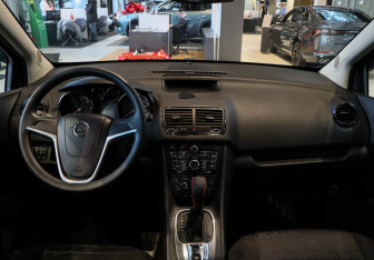 Подержанный автомобиль Opel Meriva 2012 года (9 фото)