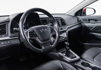 Подержанный автомобиль Hyundai Elantra Sedan 2017 года (7 фото)