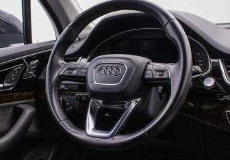 Подержанный автомобиль Audi Q7 2015 года (13 фото)