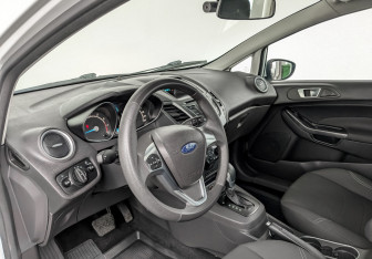 Подержанный автомобиль Ford Fiesta Sedan 2015 года (15 фото)