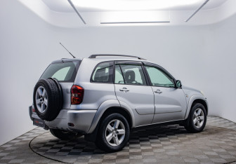 Подержанный автомобиль Toyota RAV4 2005 года (5 фото)