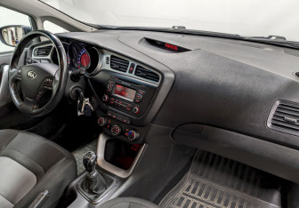 Подержанный автомобиль Kia Ceed Wagon 2013 года (19 фото)