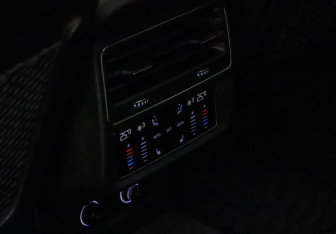 Подержанный автомобиль Audi Q8 2019 года (24 фото)