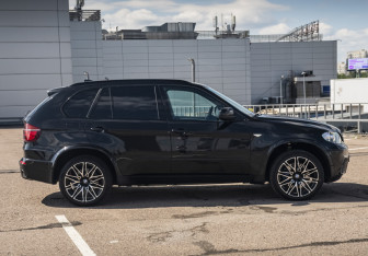 Подержанный автомобиль BMW X5 2011 года (4 фото)