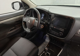 Подержанный автомобиль Mitsubishi Outlander 2018 года (11 фото)