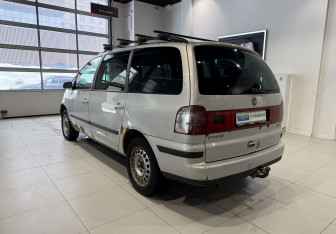 Подержанный автомобиль Volkswagen Sharan 2003 года (4 фото)