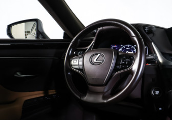 Подержанный автомобиль Lexus ES 2019 года (13 фото)