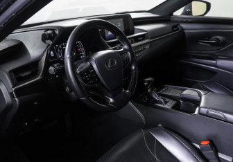 Подержанный автомобиль Lexus ES 2020 года (15 фото)