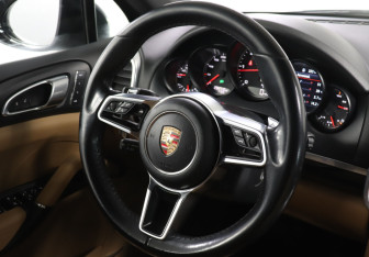 Подержанный автомобиль Porsche Cayenne 2014 года (16 фото)