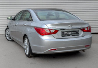 Подержанный автомобиль Hyundai Sonata 2011 года (7 фото)