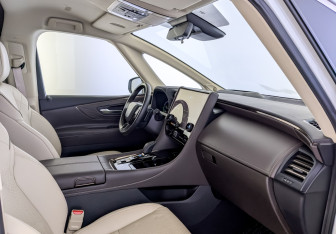 Подержанный автомобиль Toyota Alphard 2024 года (11 фото)