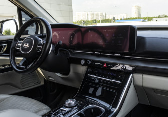 Подержанный автомобиль Kia Carnival 2020 года (15 фото)
