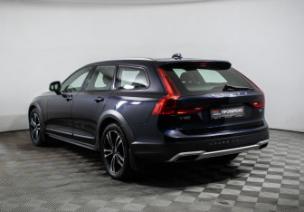 Подержанный автомобиль Volvo V90 Cross Country 2017 года (7 фото)