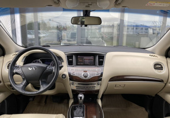 Подержанный автомобиль Infiniti QX60 2017 года (12 фото)