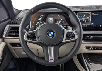 Подержанный автомобиль BMW X7 2025 года (22 фото)