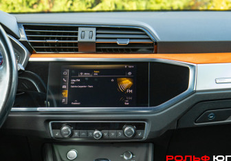 Подержанный автомобиль Audi Q3 2019 года (12 фото)