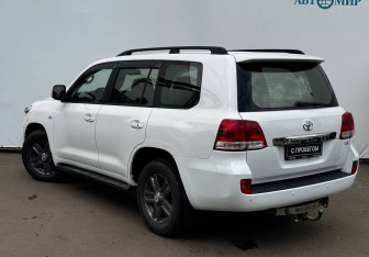 Подержанный автомобиль Toyota Land Cruiser Suv 2011 года (6 фото)