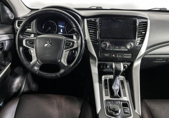 Подержанный автомобиль Mitsubishi Pajero Sport 2017 года (12 фото)