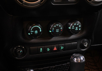 Подержанный автомобиль Jeep Wrangler 2012 года (16 фото)