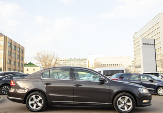 Подержанный автомобиль Volkswagen Passat Sedan 2011 года (3 фото)