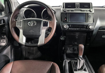 Подержанный автомобиль Toyota Land Cruiser Prado 2015 года (12 фото)