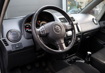 Подержанный автомобиль Suzuki SX4 Sedan 2010 года (14 фото)