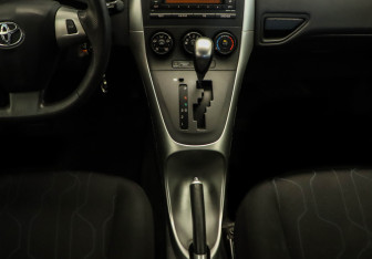 Подержанный автомобиль Toyota Auris Hatchback 2010 года (12 фото)
