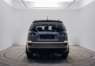 Подержанный автомобиль Mitsubishi Outlander 2008 года (6 фото)