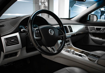 Подержанный автомобиль Jaguar XF Sedan 2011 года (7 фото)