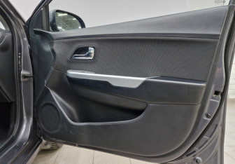 Подержанный автомобиль Kia Rio Hatchback 2012 года (24 фото)