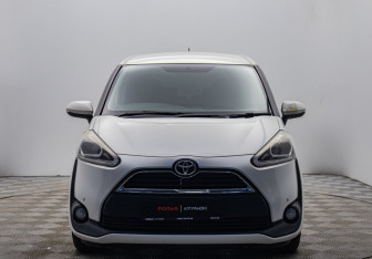 Подержанный автомобиль Toyota Sienta 2017 года (8 фото)