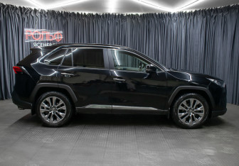 Подержанный автомобиль Toyota RAV4 2020 года (4 фото)