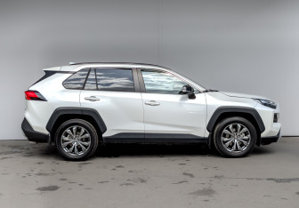 Подержанный автомобиль Toyota RAV4 2024 года (4 фото)