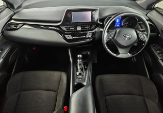 Подержанный автомобиль Toyota C-HR 2019 года (11 фото)