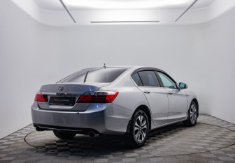 Подержанный автомобиль Honda Accord Sedan 2013 года (5 фото)