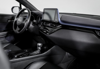 Подержанный автомобиль Toyota C-HR 2021 года (9 фото)