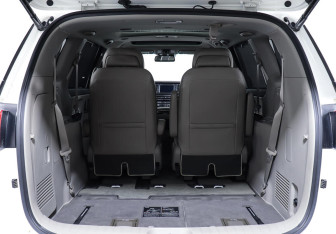 Подержанный автомобиль Kia Carnival 2017 года (25 фото)