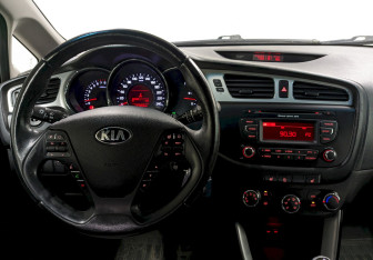 Подержанный автомобиль Kia Ceed Wagon 2013 года (21 фото)