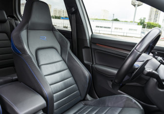 Подержанный автомобиль Volkswagen Golf R Hatchback 2021 года (15 фото)